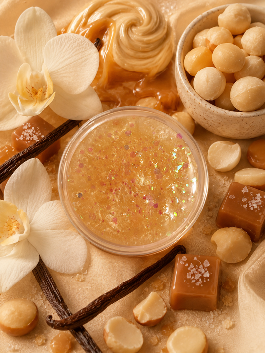 Caramelized vanilla and macadamia wax melt pot surrounded by vanilla, nuts and caramel.